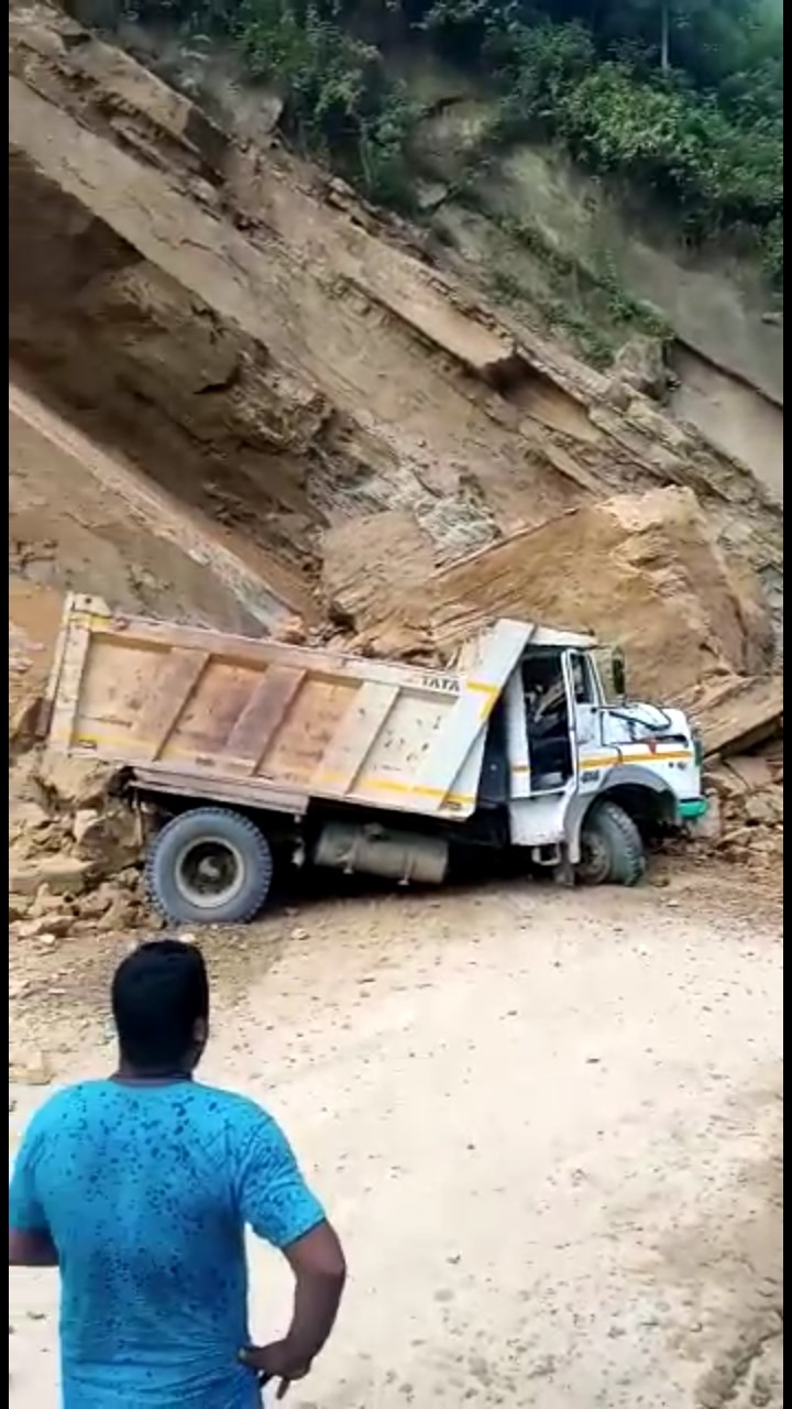 A dumper truck damaged by rockslide at the ongoing Dimapur-Kohima 4-lane construction site in the Chümoukedima stretch on September 15 evening. (Photo courtesy: Dimapur Police)